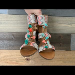 Súper cute fun round town heels 💋🤍